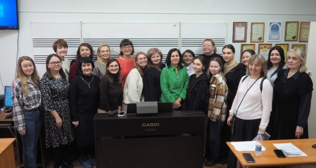 Теоретики продолжают учиться!