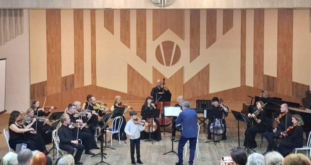 Сегодня в Колледже искусств прошёл концерт Камерного оркестра под руководством Игоря Михайловича Лермана: «Дежавю — 20 лет спустя»